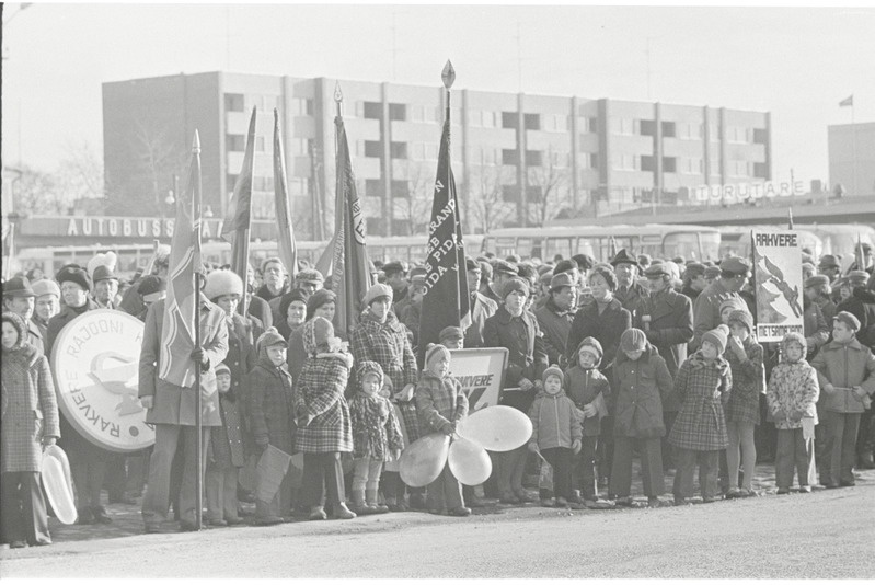 Rakvere. SSOR aastapäeva paraad Turu platsil