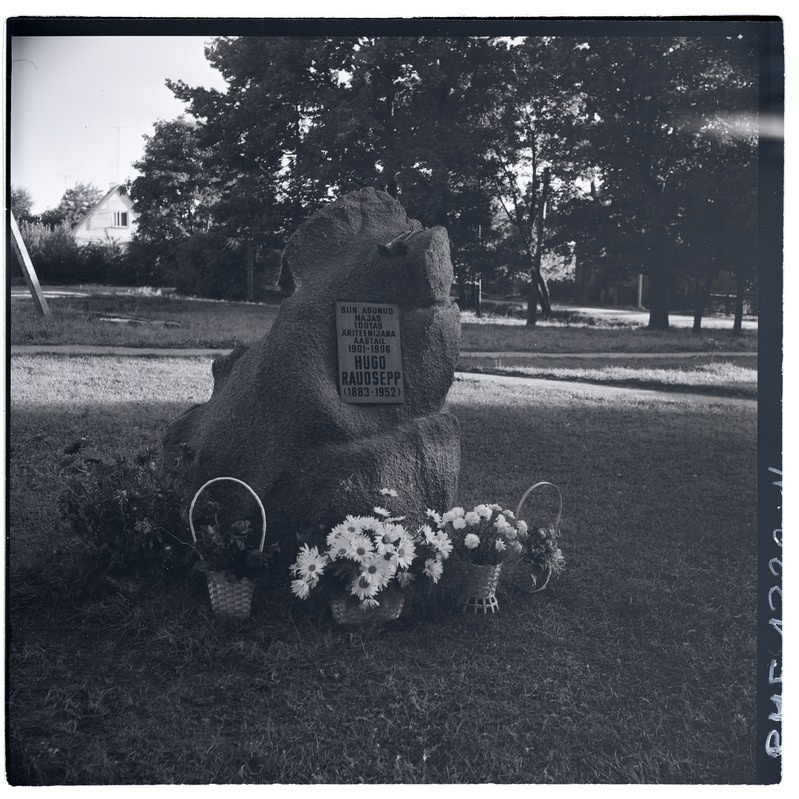 Rakke, Hugo Raudsepa mälestuskivi