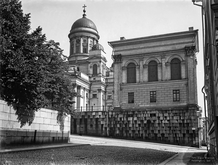 Nikolainkirkko (Helsingin Tuomiokirkko) ja tapulipaviljonki Unioninkadun puolelta Hallituskadun kulmasta nähtynä.