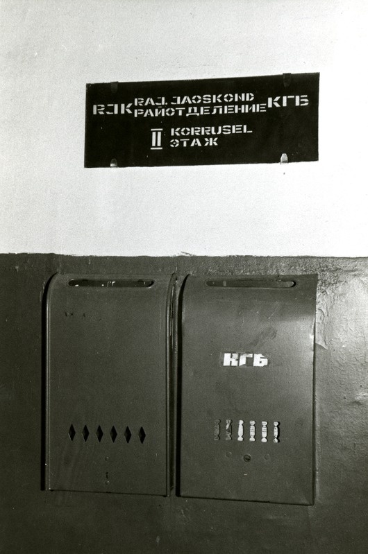 Julgeolekujaoskonna uksesilt ja postkastid