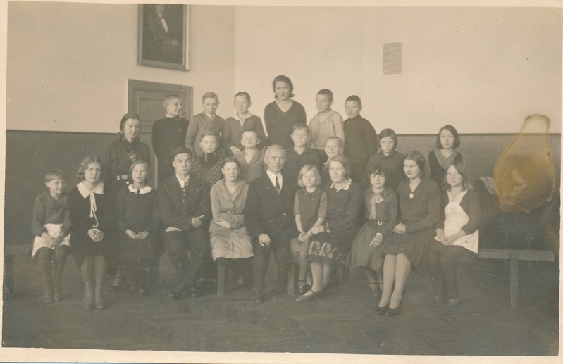 Rakvere Õpetajate Seminari praktikandid ja harjutuskooli õpilased.