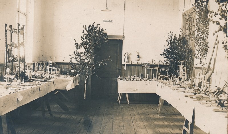 Õpilastööde näitus Viru Maakonna Reaalgümnaasiumis