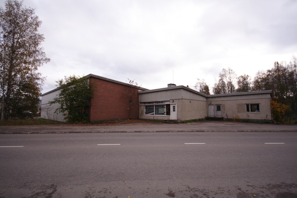 Mäntsälän autokoulu ja Tuomisen linjan linja-autotalli ennen purkamistaan syksyllä 2007