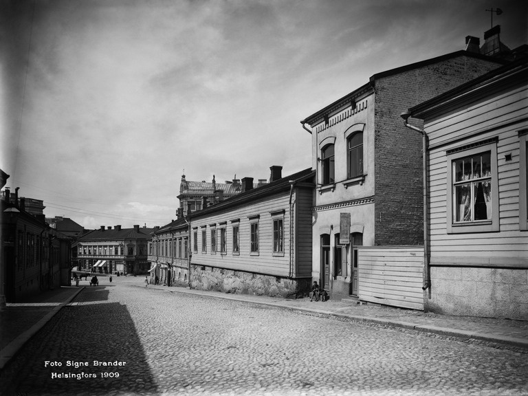 Tarkk'ampujankatu 15, 17
