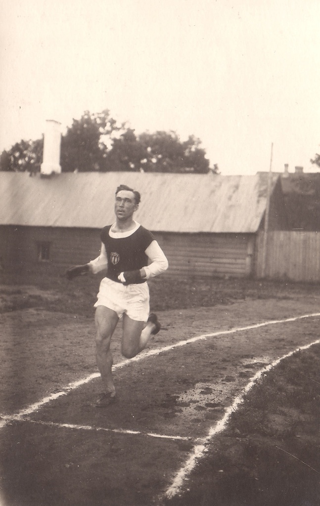 Jüri Lossmann jooksmas Tallinnas Kalevi spordiväljakul