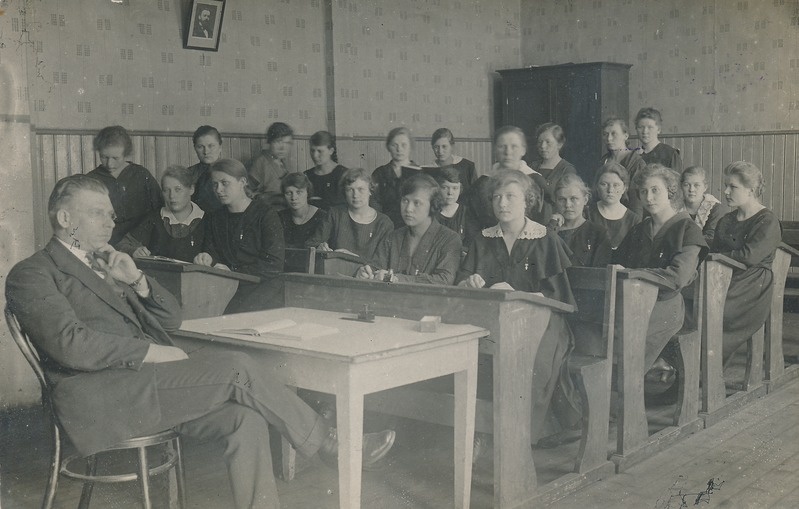 Rakvere Linna Tütarlaste Gümnaasiumi VIII b klass