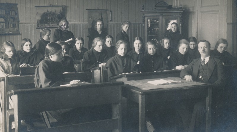Rakvere Linna Tütarlaste Gümnaasiumi III h klass
