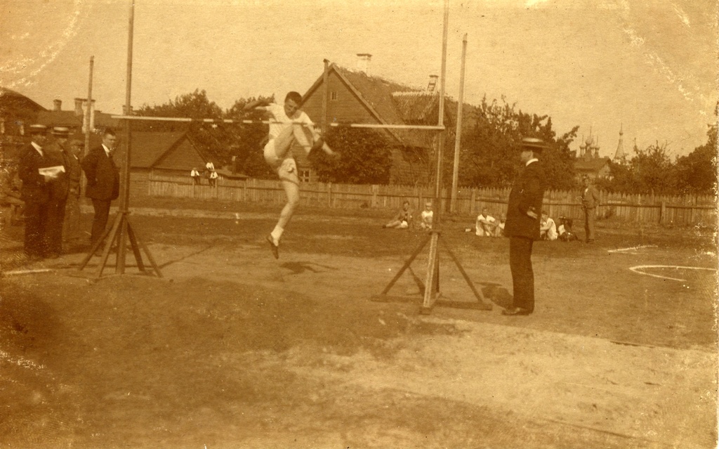 Postkaart: kõrgushüpe Kalevi platsil
