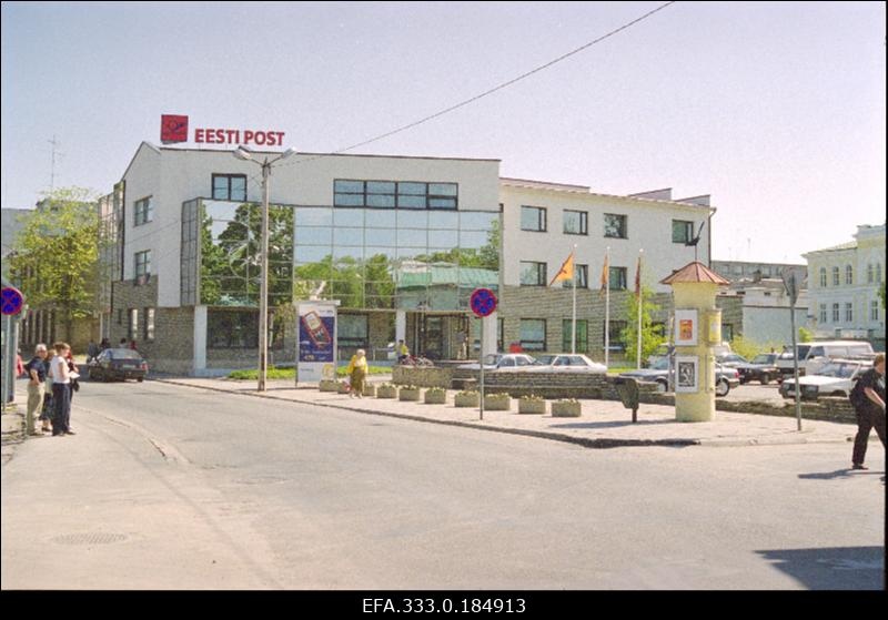 Kontorihoone Tallinna tänaval, kus asuvad Eesti Post, Lääne-Virumaa Tööhõiveamet ja Tööinspektsioon.