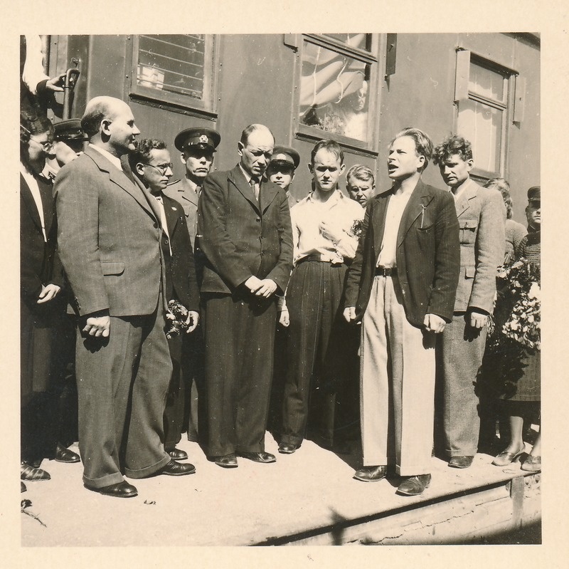 Rakvere jaamas eesti delegatsiooni vastu võtmas