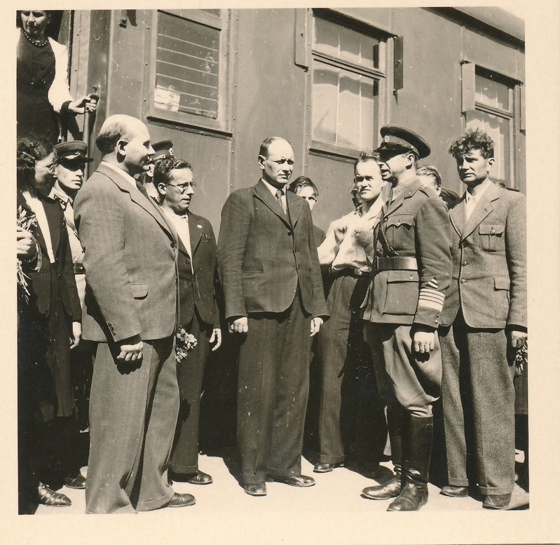 Rakvere jaamas eesti delegatsiooni vastu võtmas