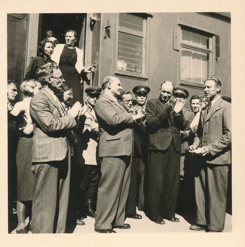 Rakvere jaamas eesti delegatsiooni vastu võtmas