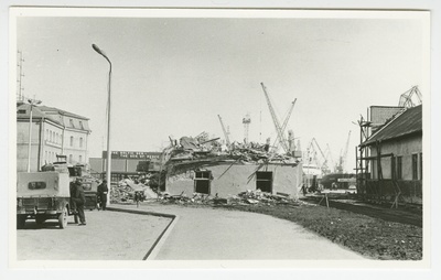 Vana tollihoone lammutamine Tallinna sadamas  similar photo