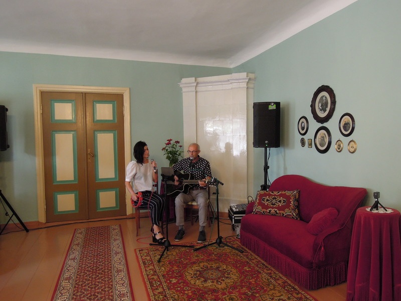 Foto. Esineb Koidula sõnadele loodud lauludega Meelis ja Katrin Duo. Võru, 19.08.2021.