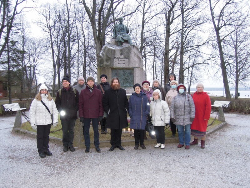 Foto. Kreutzwaldi mälestuspäevast osavõtjad Kreutzwaldi mälestussamba juures. Võru, 14.12.2020.