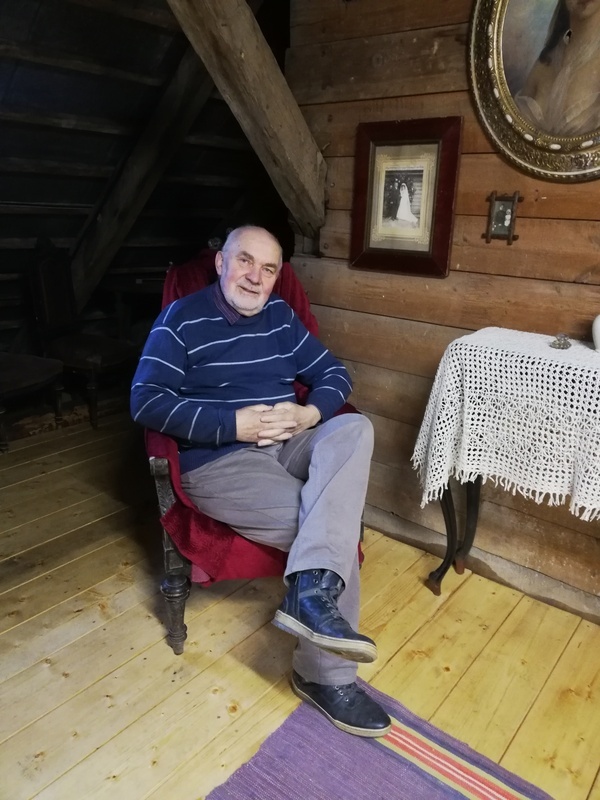 Foto. Ago Ruus Kreutzwaldi muuseumi elumaja pööningu ekspositsioonis. Võru, 07.05.2021.