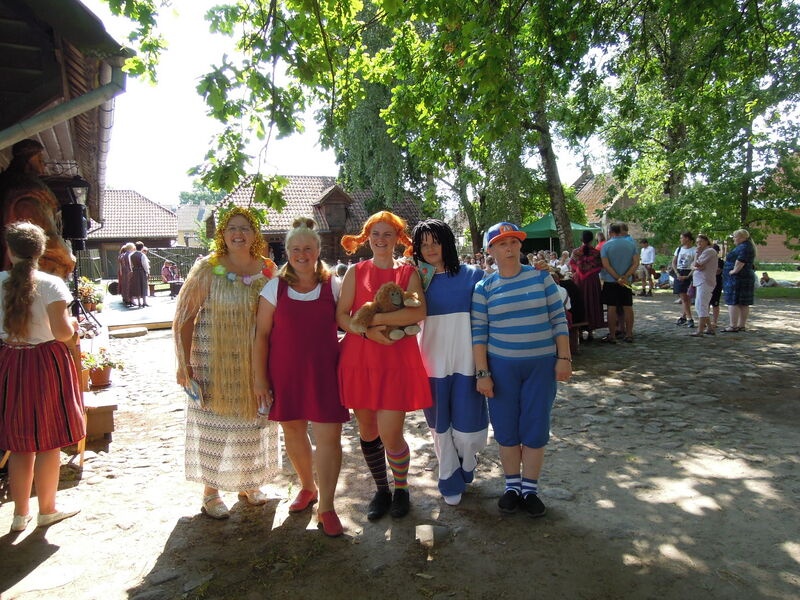 Foto. Võru pärimustantsu festival. Muuseumi õuelava. Laste Päikesepidu. Võru, 10.07.2021.
