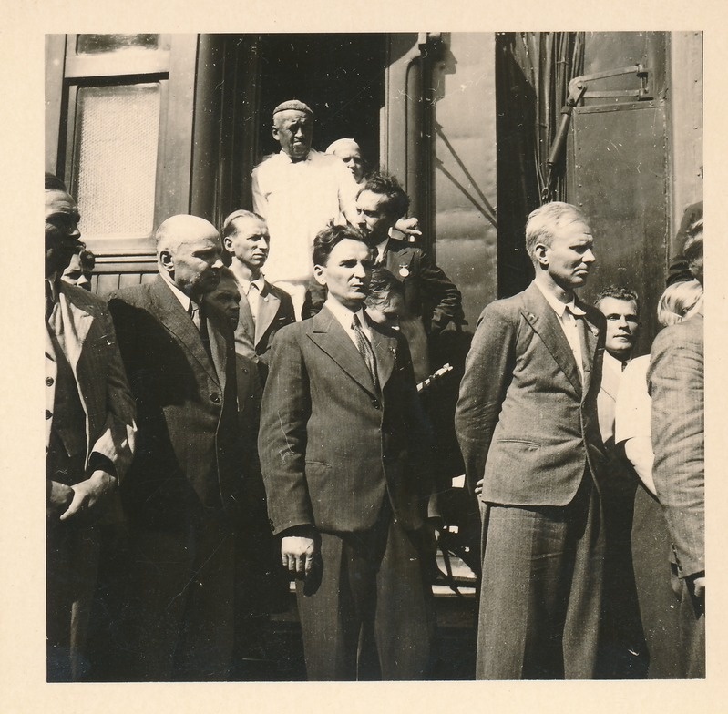 Rakvere jaama saabunud eesti delegatsioon