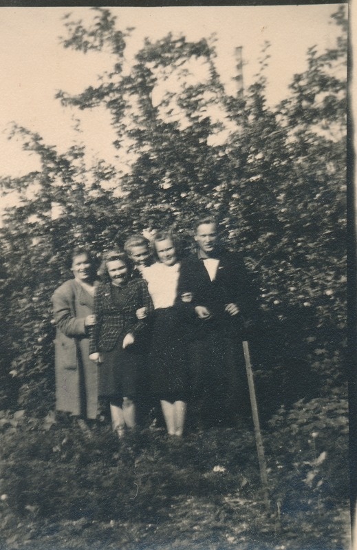 Kommunistlikud noored Rakvere Pioneerimaja aias