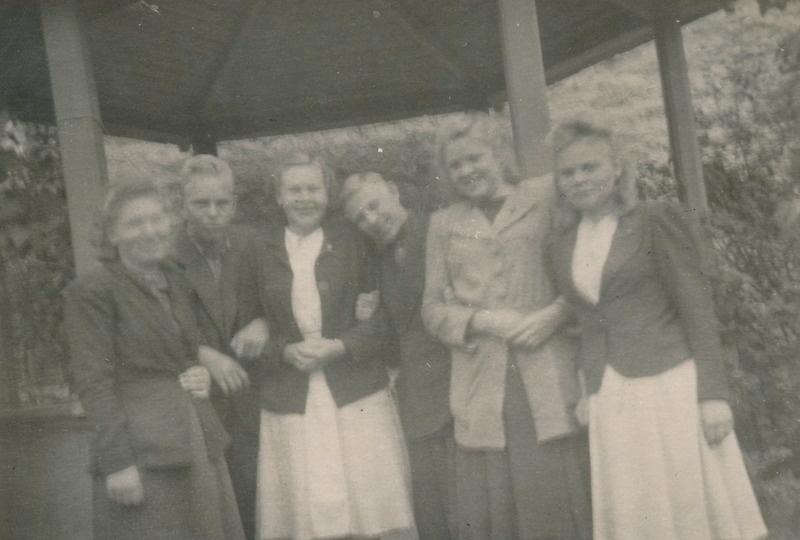 Kommunistlikud noored Rakvere Pioneerimaja aias