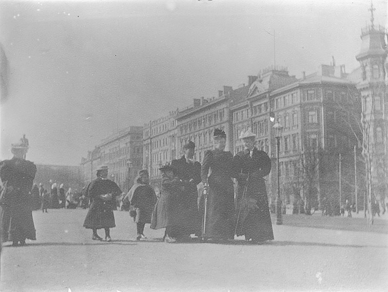 Helsingfors, Esplanaden. I förgrunden promenenerar tre damer och några barn.