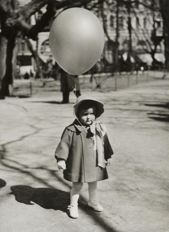 Emma Grandell på 1 Maj promenad vid Esplanaden, 1940 / Emma Grandell vappupäivän kävelyllä Esplanadilla 1940