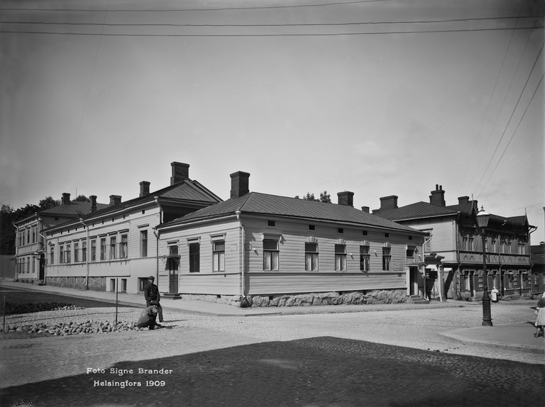 Albertinkatu 20, 18.  Iso Roobertinkatu 41.