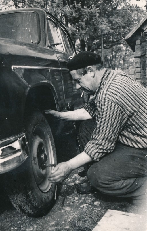 Osvald Tooming oma kodus Haljalas