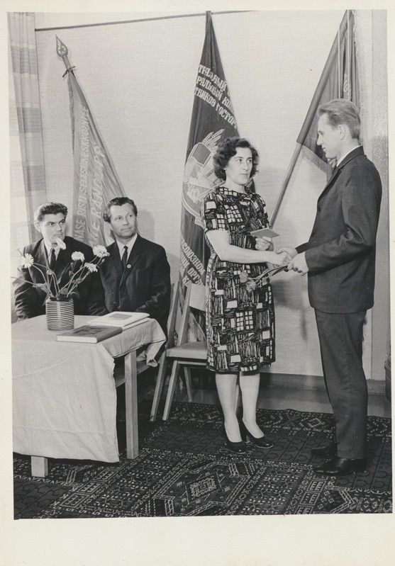 Kommunistliku töö eesrindlase tunnistuse kätteandmine