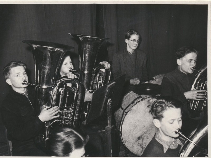 Rakvere Internaatkooli puhkpilliorkester mänguhoos