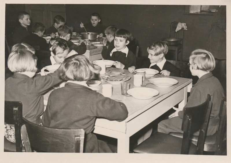 Rakvere Internaatkooli õpilased söögitoas