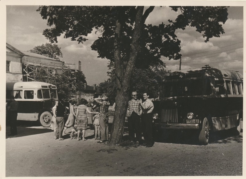 Rakvere Teatri näitlejad teatri ees