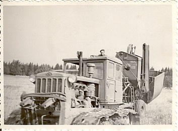 foto, traktori järel veetav kombain Sepa talu põllul 1960.a.