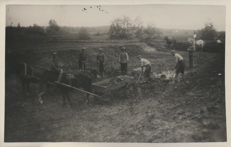 Töölised Ubja lähedal jõge süvendamas