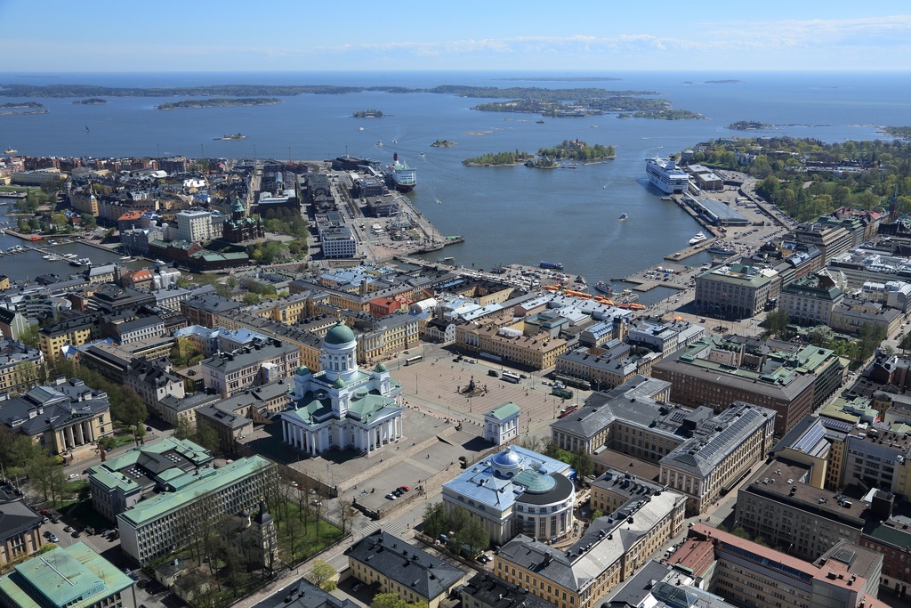 Ilmakuva Helsingin keskustaan luoteesta, etualalla Helsingin tuomikirkko, Senaatintori ja Kansalliskirjasto