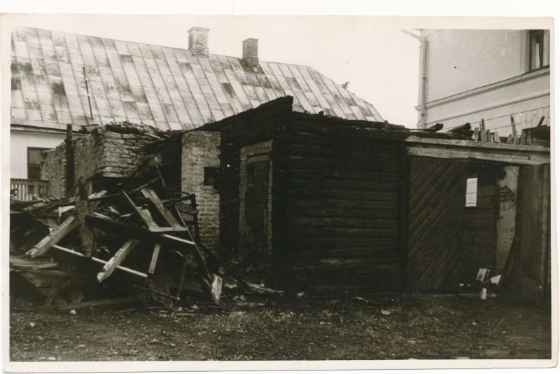 Foto. Haapsalu I Keskkooli Internaadi puukuuri tulekahju Wiedemanni tn. 1964. kevad.