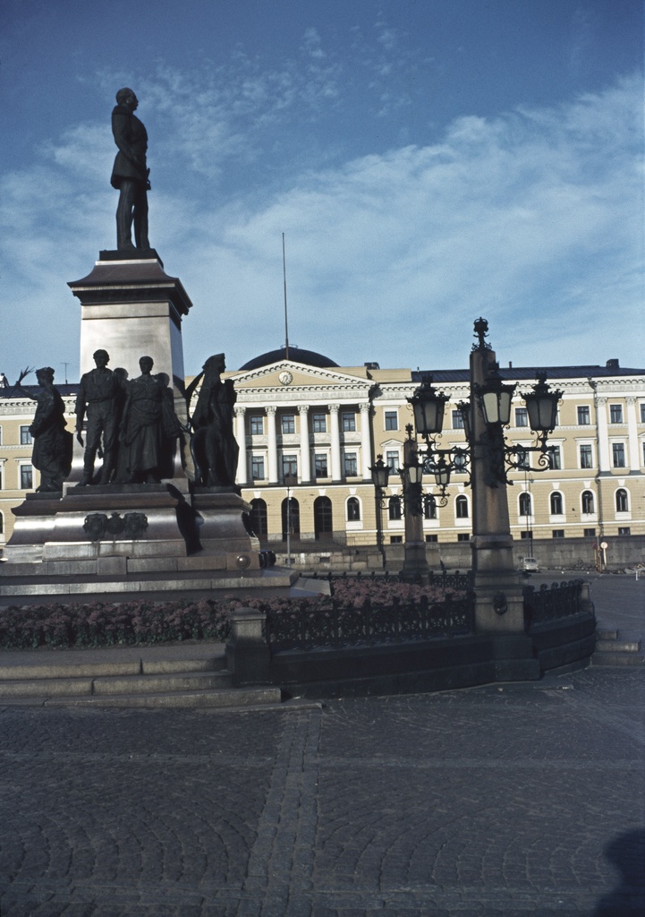 Valtioneuvoston linna (ent. Senaatintalo) ja Aleksanteri II:n patsas, Senaatintori.