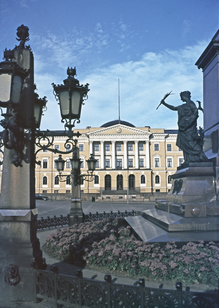 Valtioneuvoston linna (ent. Senaatintalo) ja Aleksanteri II:n patsas, Senaatintori.