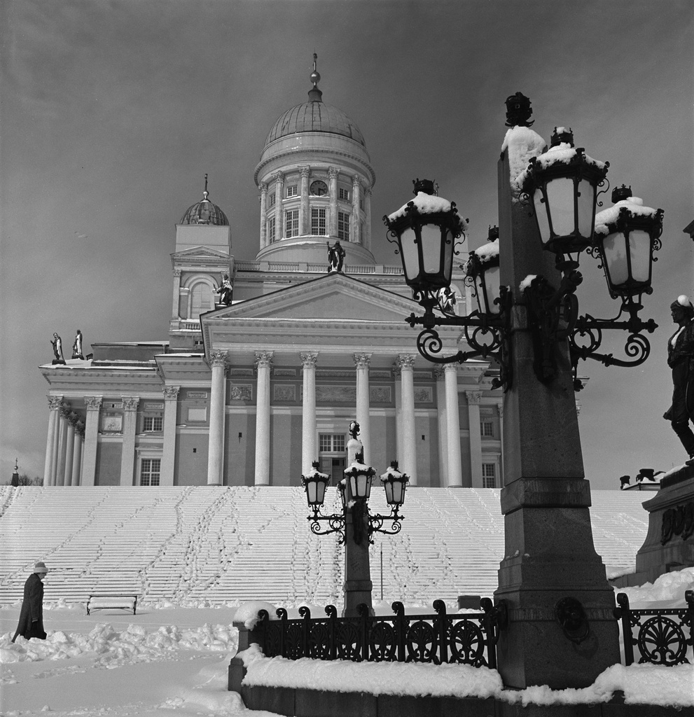 Senaatintori , Tuomiokirkko ja Aleksanteri II :n patsas huhtikuisen lumisateen jälkeen.