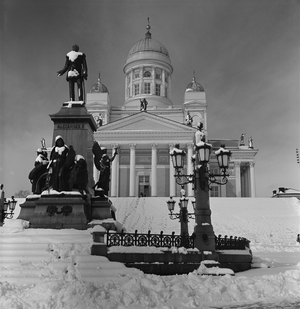 Senaatintori , Tuomiokirkko ja Aleksanteri II :n patsas huhtikuisen lumisateen jälkeen.