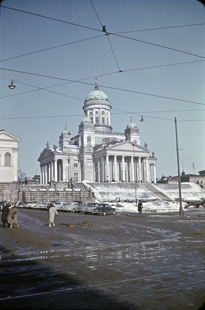 Unioninkatu 29. Tuomiokirkko ja Senaatintori Aleksanterinkadun ja Unioninkadun risteyksestä nähtynä.