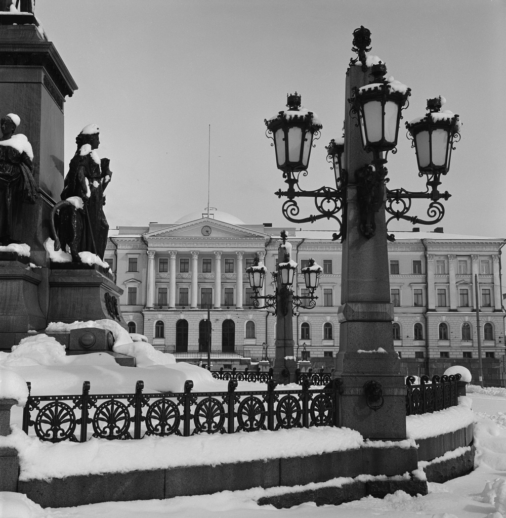 Senaatintori, Valtioneuvoston linna ja Aleksanteri II :n patsas huhtikuisen lumisateen jälkeen.