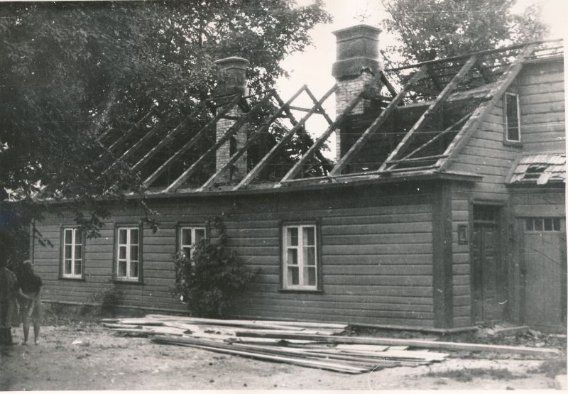Foto. Tulekahju läbi kannatada saanud maja Nõukogude tän. 10 hoovis 1965. Foto H. Paalvelt.