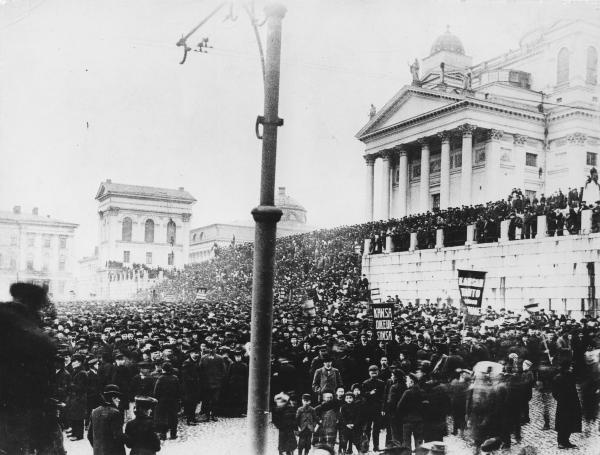 Vuoden 1905 suurlakon lopettajaiskokous Senaatintorilla 6.11.1905.