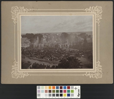 Foto. Laadalised Haapsalus turuplatsil pärast hotell "Salon" tulekahju kustutamist 11.08.1906. Paspartuul  similar photo