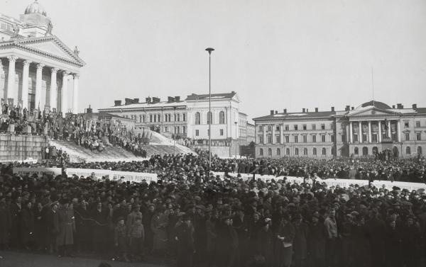 Lakkolaisia yleislakon aikaan Senaatintorilla.