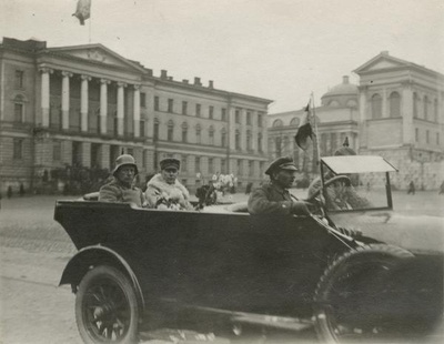 Saksalaisten ylipäällikkö von der Goltz ja eversti Thesleff 14.4.1918.  similar photo