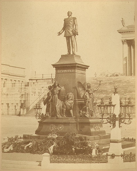 Staty av Alexander II i Helsingfors.