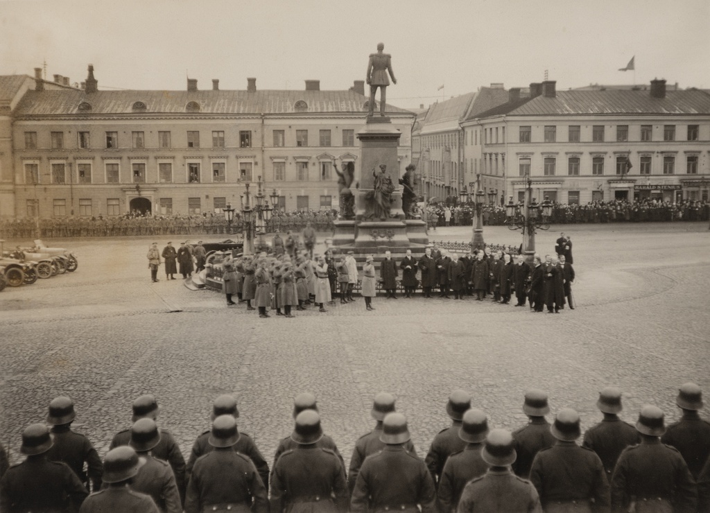 Helsingin valtaus 1918, saksalaisten apujoukkojen paraati Senaatintorilla 14.4.1918