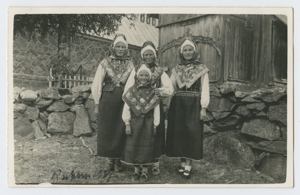 Neli Ruhnu rahvariietes naist puukiriku ees.
1937